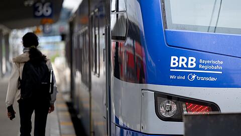 Die Z&uuml;ge der Bayerischen Regiobahn k&ouml;nnen derzeit nicht auf der kompletten Strecke fahren. (Symbolbild)