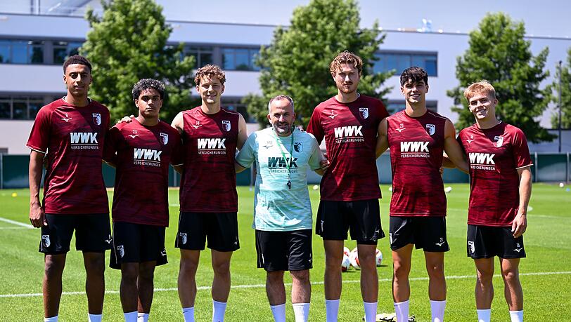 Der FC Augsburg startet in das Sommertraining. Der FC Augsburg startet in das Sommertraining.