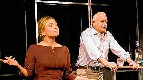 Pierre (Peter Bongartz) weiß nicht, was die Frau (Susanne Schäfer) wirklich von ihm will.