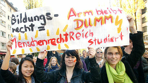 Studenten demonstrieren seit Jahren gegen die Studiengebühren. Inzwischen wurden ausreichend Unterschriften für ein Volksbegehren gesammelt. Studenten demonstrieren seit Jahren gegen die Studiengebühren. Inzwischen wurden ausreichend Unterschriften für ein Volksbegehren gesammelt.