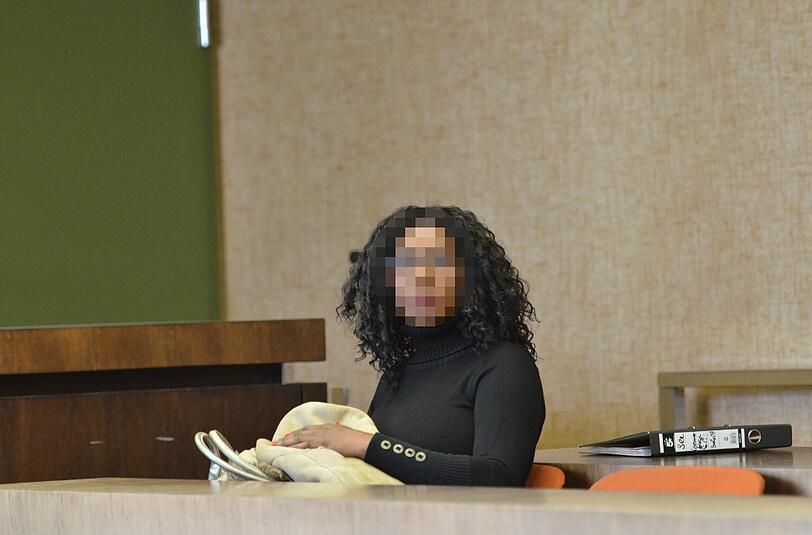 Auf der Anklagebank im Münchner Amtsgericht: Die Prostituierte Elena B. (40). Sie bestreitet die Tat.