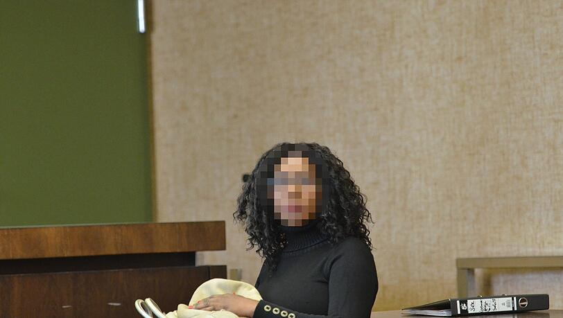 Auf der Anklagebank im Münchner Amtsgericht: Die Prostituierte Elena B. (40). Sie bestreitet die Tat. Auf der Anklagebank im Münchner Amtsgericht: Die Prostituierte Elena B. (40). Sie bestreitet die Tat.