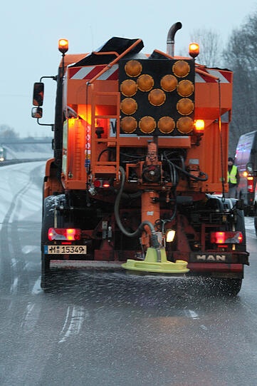 Winter in Bayern: Ein Streufahrzeug ist auf der A94 unterwegs