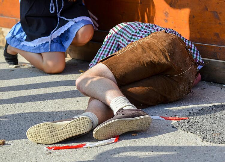 Auch das gehört zur Wiesn: Alkohol-Leichen.