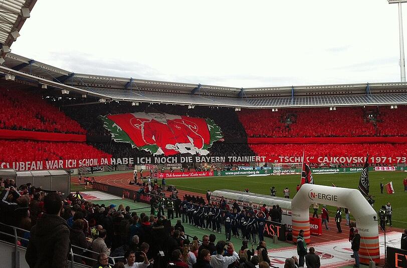Choreographie der Fans des 1. FC Nürnberg vor dem Spiel gegen den FC Bayern München: "Tschik" Cajkovskis Satz: "Clubfan war ich schon, da habe ich noch die Bayern trainiert." Später zerrissen die Club-Fans ein geklautes Banner der Bayern-Fans.