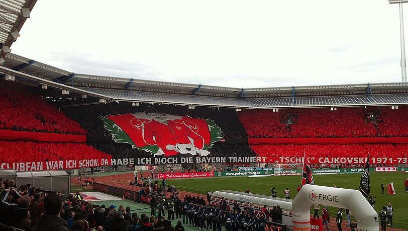 Choreographie der Fans des 1. FC Nürnberg vor dem Spiel gegen den FC Bayern München: "Tschik" Cajkovskis Satz: "Clubfan war ich schon, da habe ich noch die Bayern trainiert." Später zerrissen die Club-Fans ein geklautes Banner der Bayern-Fans. Choreographie der Fans des 1. FC Nürnberg vor dem Spiel gegen den FC Bayern München: "Tschik" Cajkovskis Satz: "Clubfan war ich schon, da habe ich noch die Bayern trainiert." Später zerrissen die Club-Fans ein geklautes Banner der Bayern-Fans.