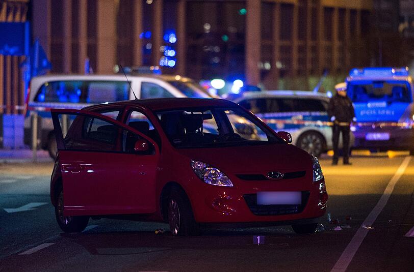 Bei einem Spezialkommando der Polizei gegen zwei Kriminelle in Stuttgart ist ein Beamter von den Männern überfahren worden.