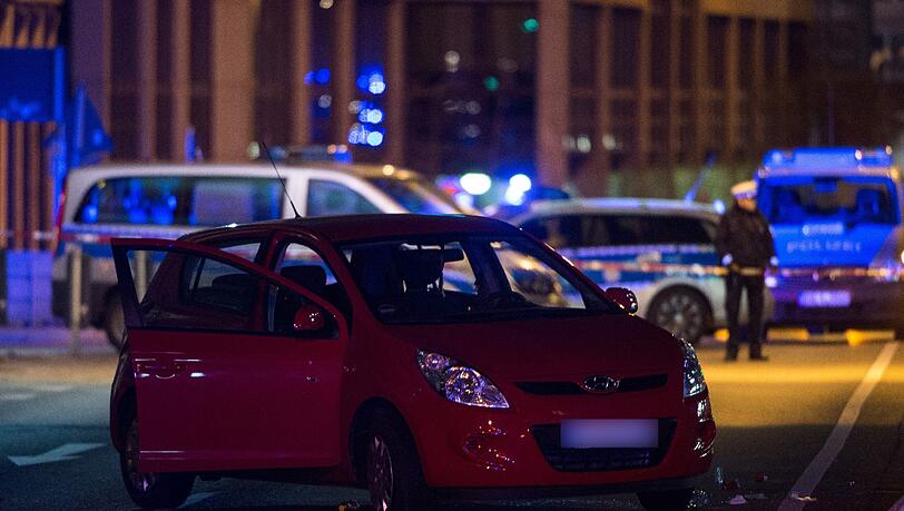 Bei einem Spezialkommando der Polizei gegen zwei Kriminelle in Stuttgart ist ein Beamter von den Männern überfahren worden. Bei einem Spezialkommando der Polizei gegen zwei Kriminelle in Stuttgart ist ein Beamter von den Männern überfahren worden.