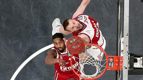 Bayerns Dusko Savanovic im Duell mit Bambergs Brad Wanamaker.