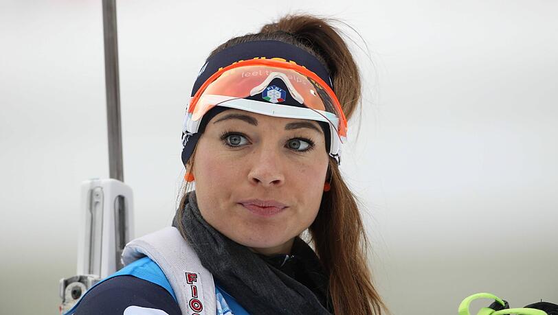 doch Dorothea Wierer glaubt nicht so recht an den Durchbruch ihrer Sportart in ihrem Heimatland. "Es ist besser geworden, aber im Süden unten, wo sie nicht einmal wissen, was Schnee ist, da wird das nie etwas werden", sagt die Südtirolerin. Immerhin: Seit die Mixed-Staffel in Sotschi Olympia-Bronze gewonnen hat, wird Biathlon von der italienischen Öffentlichkeit etwas mehr beachtet. "Mit den Erfolgen kommen auch mehr Berichte. Das hängt alles zusammen."