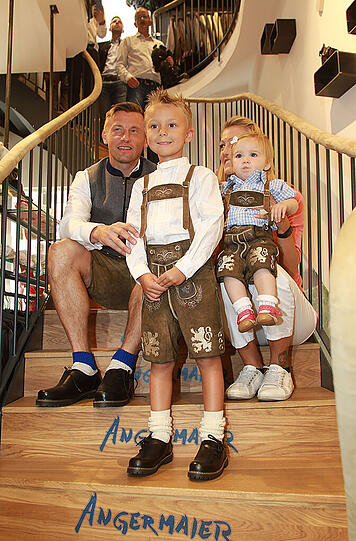 Fesch schauns aus, die Löwen: Klicken Sie sich durch die Bilder des TSV-Besuchs bei Angermaier.