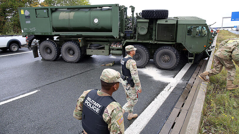 Ein kurioser Unfall der US Army legte am Samstag die A9 lahm. Die Bilder.