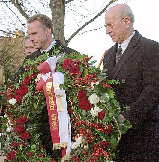 2001: Charlton und Rummenigge gedenken der Opfer.