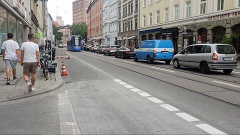 Hier werden die neuen Radstreifen in der Fraunhoferstraße angebracht.