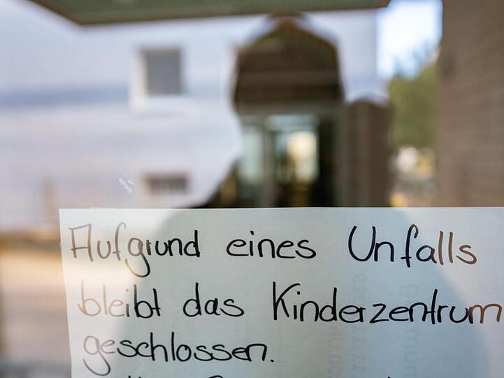 Ein handgeschriebenes Schild weist auf die Schließung der Frankfurter Kita hin. Ein sechs Jahre alter Junge hatte sich hier tödlich verletzt.