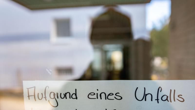 Ein handgeschriebenes Schild weist auf die Schließung der Frankfurter Kita hin. Ein sechs Jahre alter Junge hatte sich hier tödlich verletzt. Ein handgeschriebenes Schild weist auf die Schließung der Frankfurter Kita hin. Ein sechs Jahre alter Junge hatte sich hier tödlich verletzt.