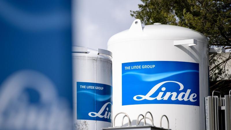 Das Logo des Konzerns Linde ist auf Gasbehältern zu sehen.