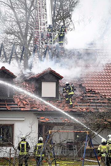 Trotz des schnellen Eingreifens der Feuerwehren brannte der Dachstuhl komplett aus.