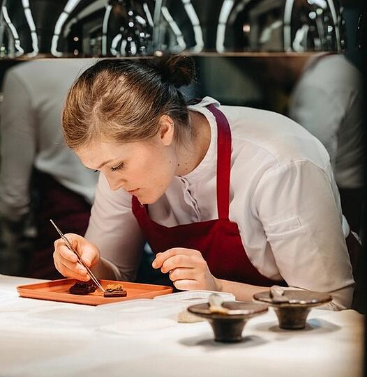 Kochkunst mit der Pinzette: K&uuml;chenchefin Rosina Ostler vom Dallmayr-Restaurant &bdquo;Alois&ldquo;.