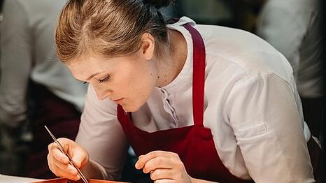 Kochkunst mit der Pinzette: K&uuml;chenchefin Rosina Ostler vom Dallmayr-Restaurant &bdquo;Alois&ldquo;.