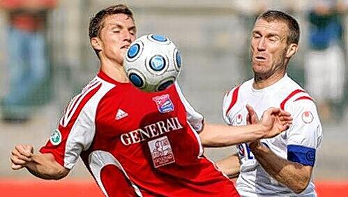 Tobias Schweinsteiger, hier gegen Offenbachs Martin Hysky (r.), hat in der Hinrunde elf Tore für die SpVgg Unterhaching erzielt.