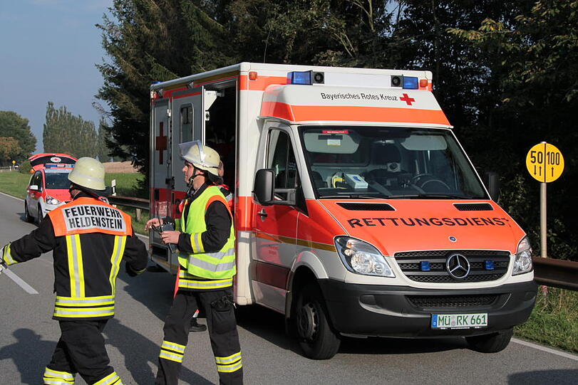 Zwischen Mühldorf und München kommt ein Münchner Fahrer von der Straße ab und fährt in eine Baumgruppe. Danach stürzt das Auto vier Meter tief. Wie schwer der Fahrer verletzt wird, ist unklar.
