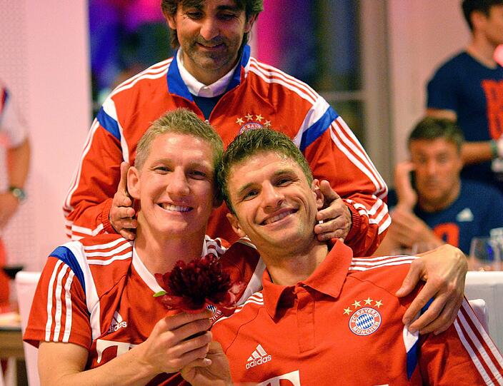 Ein Herz für den FC Bayern: Bastian Schweinsteiger (l) und Thomas Müller.
