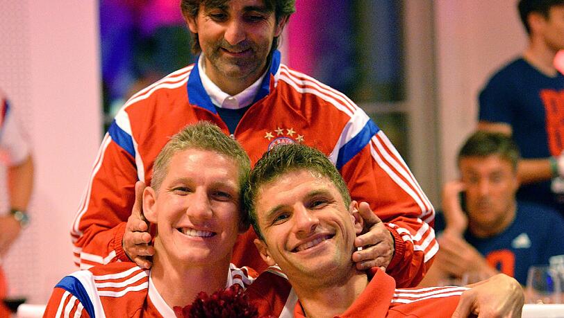 Ein Herz für den FC Bayern: Bastian Schweinsteiger (l) und Thomas Müller. Ein Herz für den FC Bayern: Bastian Schweinsteiger (l) und Thomas Müller.