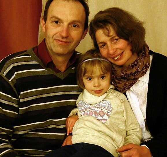 &bdquo;Das größte Geschenk&ldquo;: Die fünfjährige Sophia darf dieses Jahr Weihnachten zuhause mit ihren Eltern Anita und Georg Peterbauer feiern.