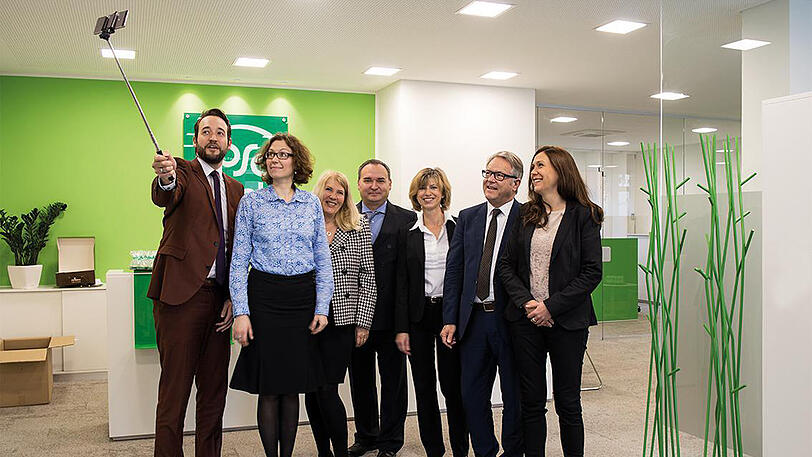 Haben Grund zur Freude: psd-Mitarbeiter beim Selfie.