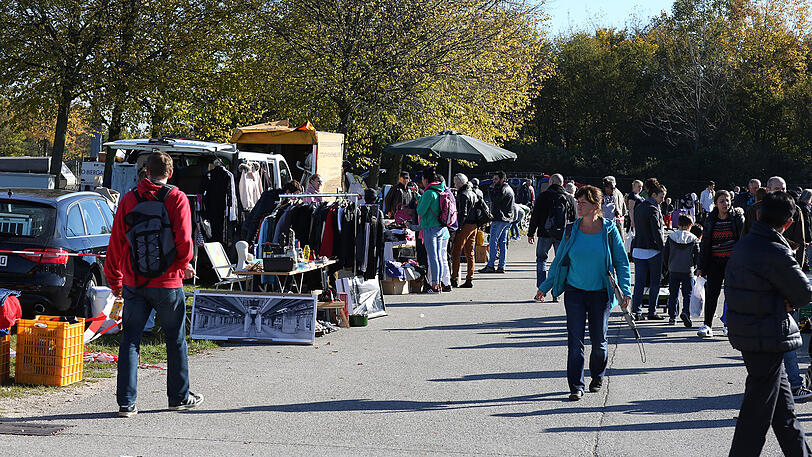 Doch davor hieß es wachbleiben: Die Zeit konnte man sich beispielsweise auf dem Flohmarkt an der Messe vertreiben.