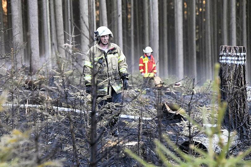 In der Nähe von Landshut standen am Freitagabend knapp 20.000 Quadratmeter Wald in Flammen. Rund 300 Einsatzkräfte waren bis tief in die Nacht im Einsatz, um den Brand unter Kontrolle zu bekommen.