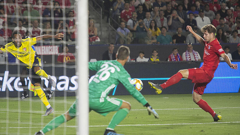 Bitter: Louis Poznanski vom FC Bayern macht gegen Arsenal prompt ein Eigentor. Bitter: Louis Poznanski vom FC Bayern macht gegen Arsenal prompt ein Eigentor.