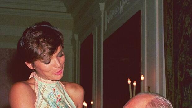 Die berühmten Bilder der Fürstin: Uschi Glas und Curd Jürgens 1974. Die berühmten Bilder der Fürstin: Uschi Glas und Curd Jürgens 1974.