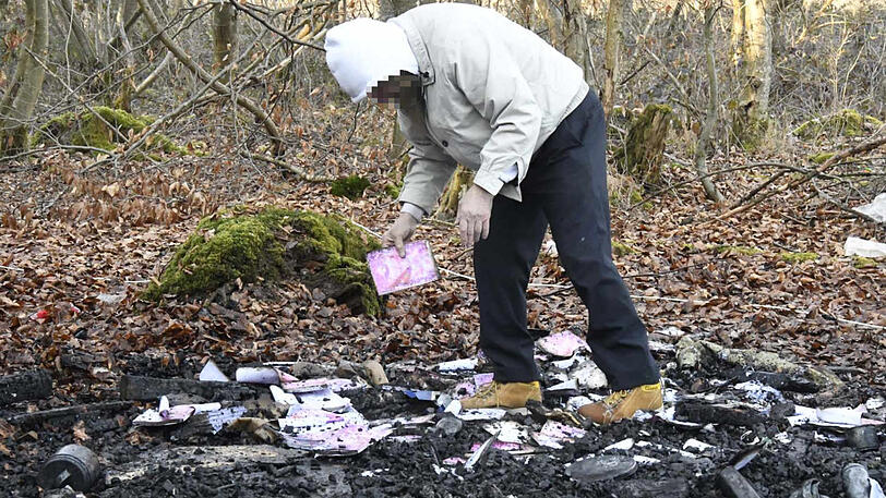 Die Bilder vom Feuerwehreinsatz am Freitag. Der Mann lebte in einer provisorischen Unterkunft in einem Waldstück bei Vaterstetten.