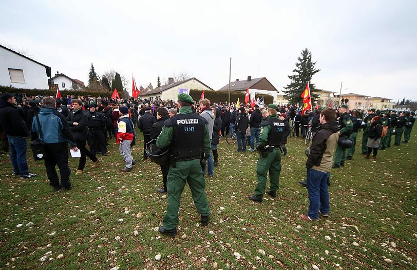 Rund 1000 Münchner haben im März gegen das "Braune Haus" in Obermenzing demonstriert.