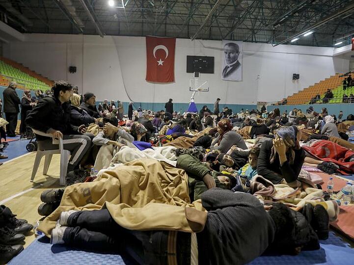 Menschen verbringen aus Furcht vor neuen Beben die Nacht in einer Sporthalle in Elazig.