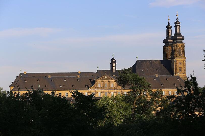 Die malerische Kulisse von Kloster Banz bei Bad Staffelstein, stimmgewaltige Sängerinnen und Sänger auf der Bühne und tausende begeisterte Fans beim Picknick auf der Klosterwiese - all das steht für "Lieder auf Banz". Das BR Fernsehen zeigt eine zweistündige Zusammenfassung des größten Festivals deutschsprachiger Liedermacher. Die malerische Kulisse von Kloster Banz bei Bad Staffelstein, stimmgewaltige Sängerinnen und Sänger auf der Bühne und tausende begeisterte Fans beim Picknick auf der Klosterwiese - all das steht für "Lieder auf Banz". Das BR Fernsehen zeigt eine zweistündige Zusammenfassung des größten Festivals deutschsprachiger Liedermacher.