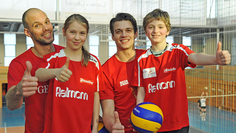 Freuen sich schon: Hachings Spieler Renaud Doué (links) und Florian Malescha sowie die Kids Katharina und Eric. Freuen sich schon: Hachings Spieler Renaud Doué (links) und Florian Malescha sowie die Kids Katharina und Eric.