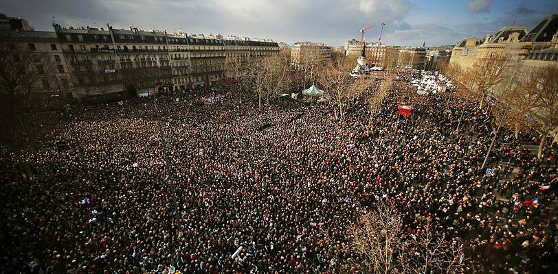 Solidaritätsmarsch gegen Terror in Paris: Bis zu einer Million Menschen wurden erwartet. Merkel und Hollande trauern Arm in Arm. Die Bilder...