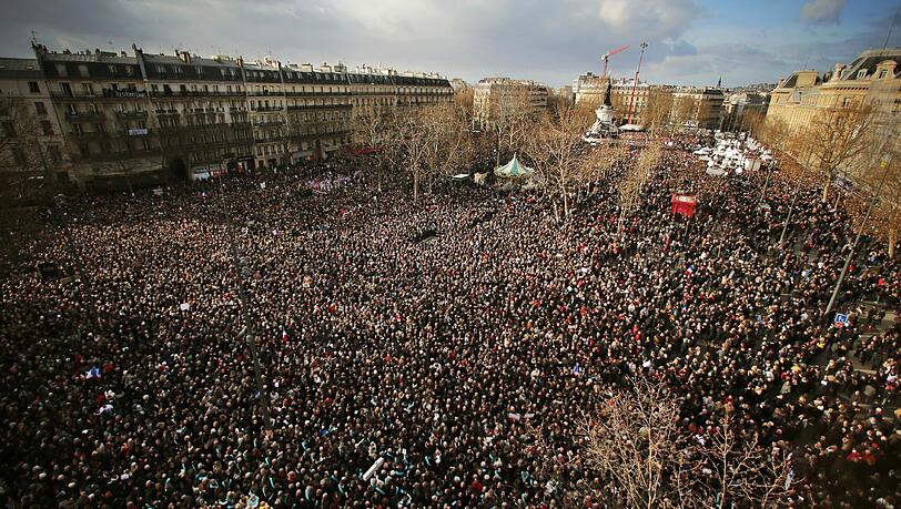 Solidaritätsmarsch gegen Terror in Paris: Bis zu einer Million Menschen wurden erwartet. Merkel und Hollande trauern Arm in Arm. Die Bilder... Solidaritätsmarsch gegen Terror in Paris: Bis zu einer Million Menschen wurden erwartet. Merkel und Hollande trauern Arm in Arm. Die Bilder...
