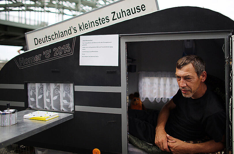 Der Arbeitslose Maik Stolze in seinem selbstgebauten Wohnwagen am Rheinufer in Köln.