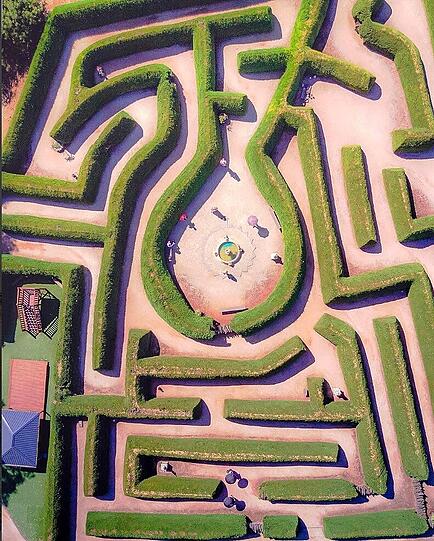 Zum Verlaufen: Das Labyrinth in der historischen Stadt Mintaro.
