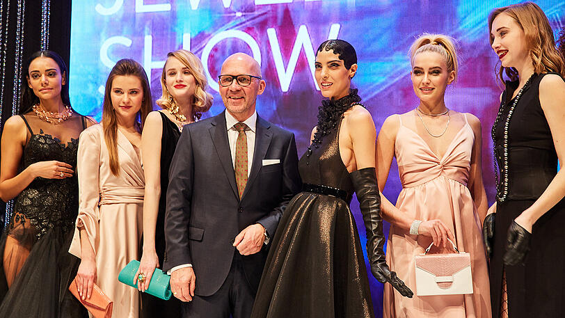 Messechef Klaus Dittrich umringt von seinen Models.