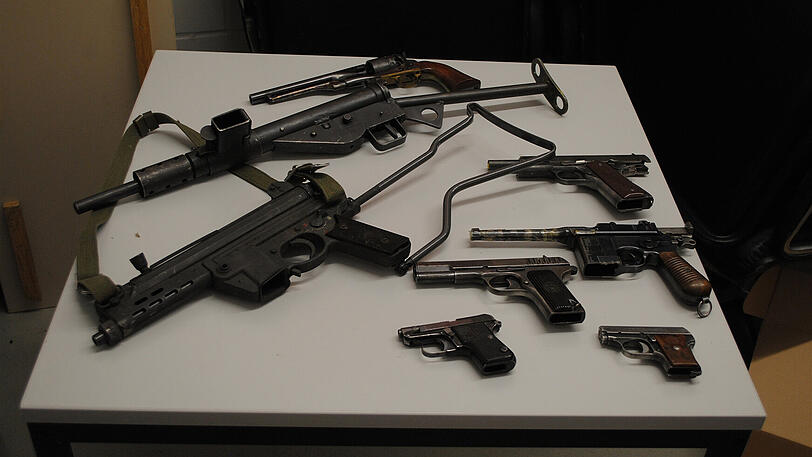 Dieses Waffenarsenal versuchte der 88-jährige Senior bei der Polizeiwache in Coesfeld im Zuge der Waffenamnestie abzugeben.