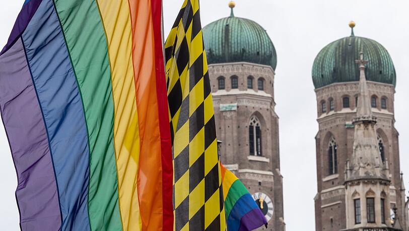 Das beflaggte Rathaus am Christopher Street Day in München. (Archivbild)
