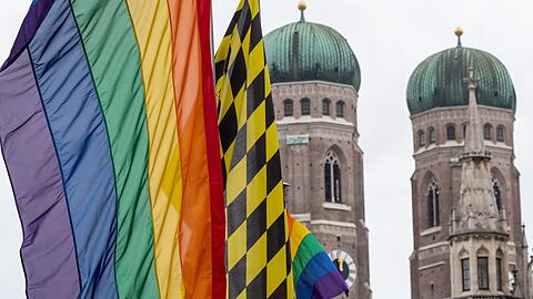 Das beflaggte Rathaus am Christopher Street Day in München. (Archivbild)