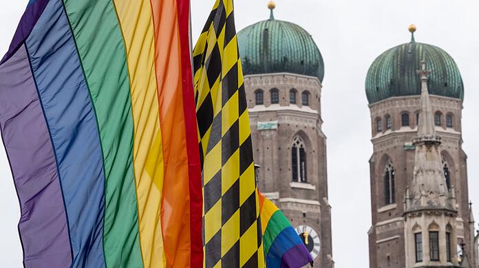 Das beflaggte Rathaus am Christopher Street Day in München. (Archivbild)