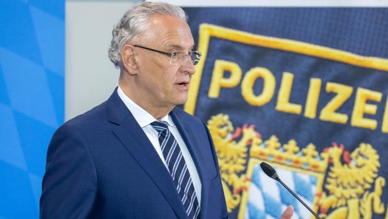 Joachim Herrmann (CSU), Innenminister von Bayern, spricht während einer Pressekonferenz.