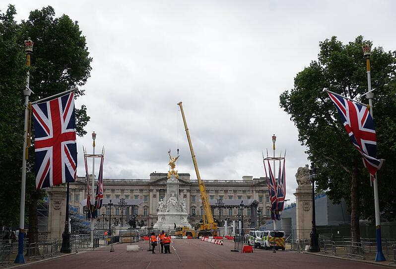 Anlässlich der Feierlichkeiten zum Thronjubiläum der Queen gleicht der Platz vor dem Buckingham-Palast einer großen Baustelle.